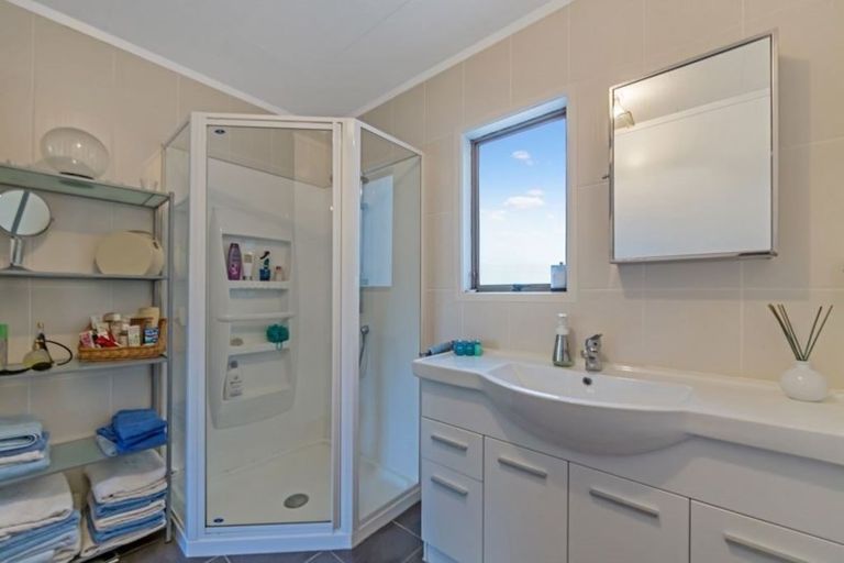 Photo of property in 25 Waiora Road, Stanmore Bay, Whangaparaoa, 0932