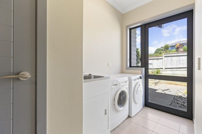Photo of property in 48 Karamea Street, Whalers Gate, New Plymouth, 4310