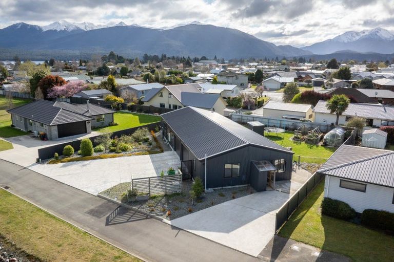 Photo of property in 27 Tawera Place, Te Anau, 9679