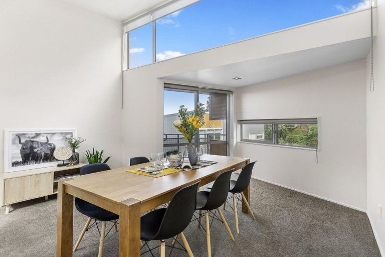 Photo of property in 2/2 Onslow Road, Khandallah, Wellington, 6035