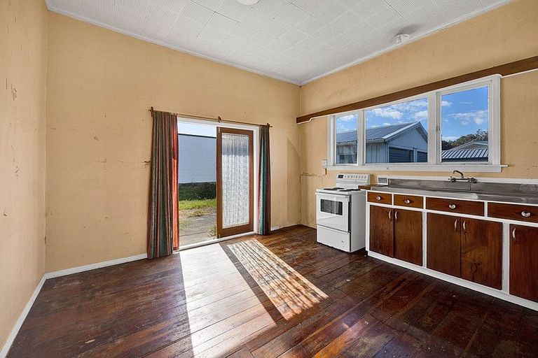 Photo of property in 35 Gladstone Street, Hawera, 4610
