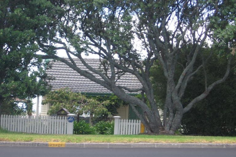 Photo of property in 2/353 Glenfield Road, Glenfield, Auckland, 0629