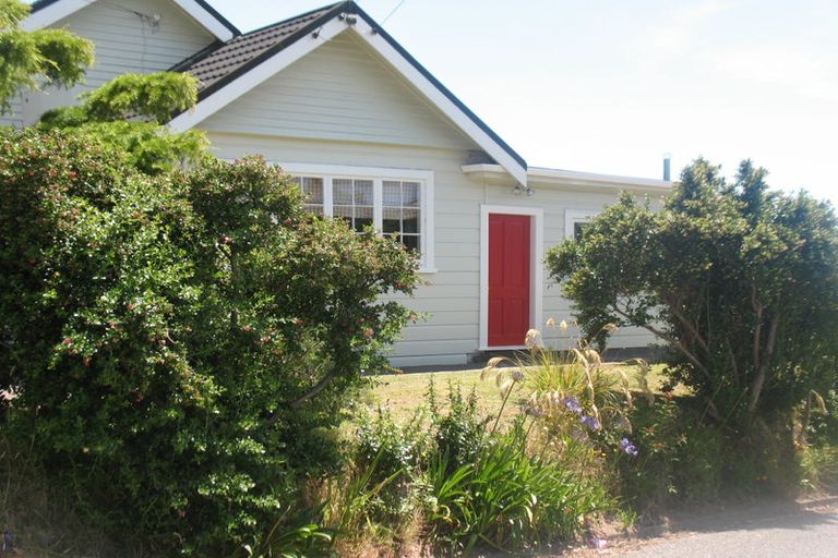 Photo of property in 7 Griffiths Grove, Newlands, Wellington, 6037