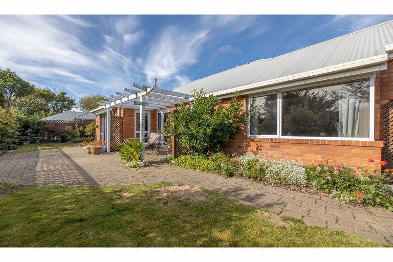 Photo of property in 2 Pentavon Lane, Avonhead, Christchurch, 8042