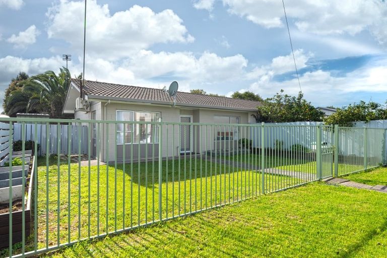 Photo of property in 3/1 Tawa Road, Te Atatu Peninsula, Auckland, 0610