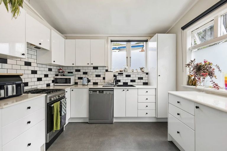 Photo of property in 3-5 Knoll Street, Island Bay, Wellington, 6023