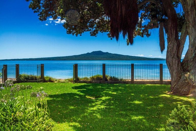 Photo of property in 30 Oxford Terrace, Coromandel, 3506