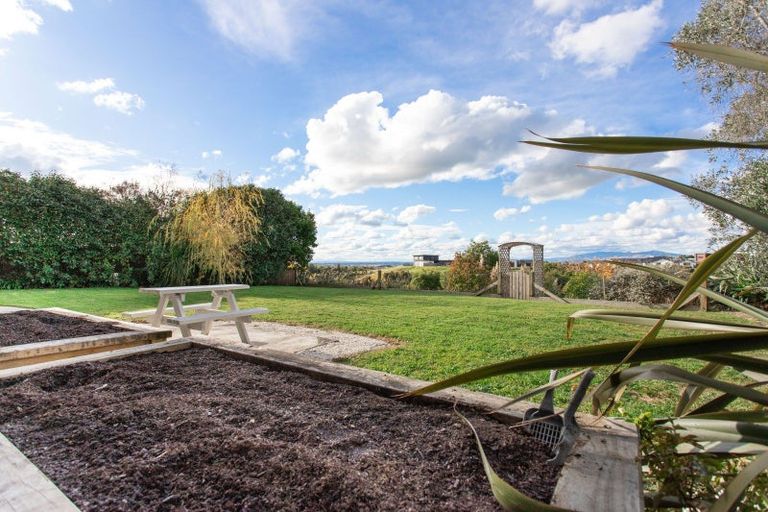 Photo of property in 33 Ruapehu Drive, Fitzherbert, Palmerston North, 4410