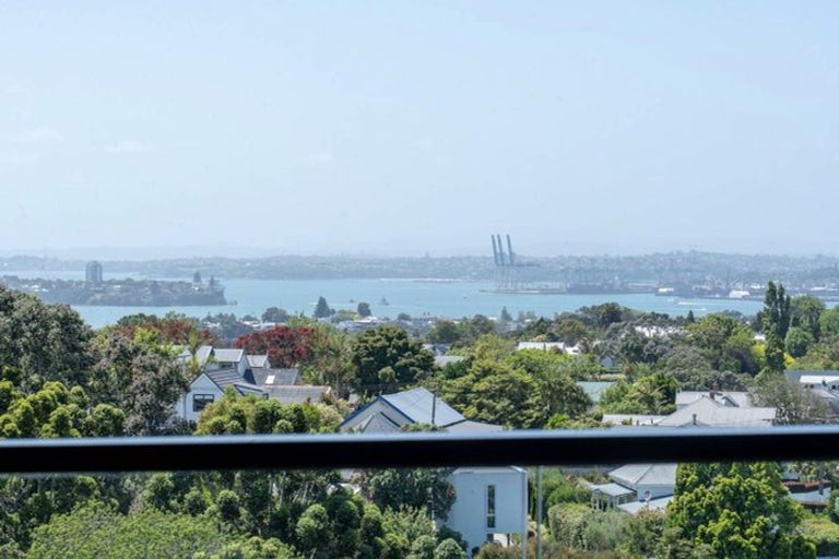 Photo of property in 305/19 Rawene Road, Birkenhead, Auckland, 0626