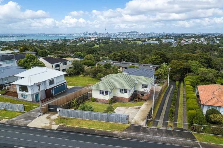 Photo of property in 73 Pupuke Road, Northcote, Auckland, 0627