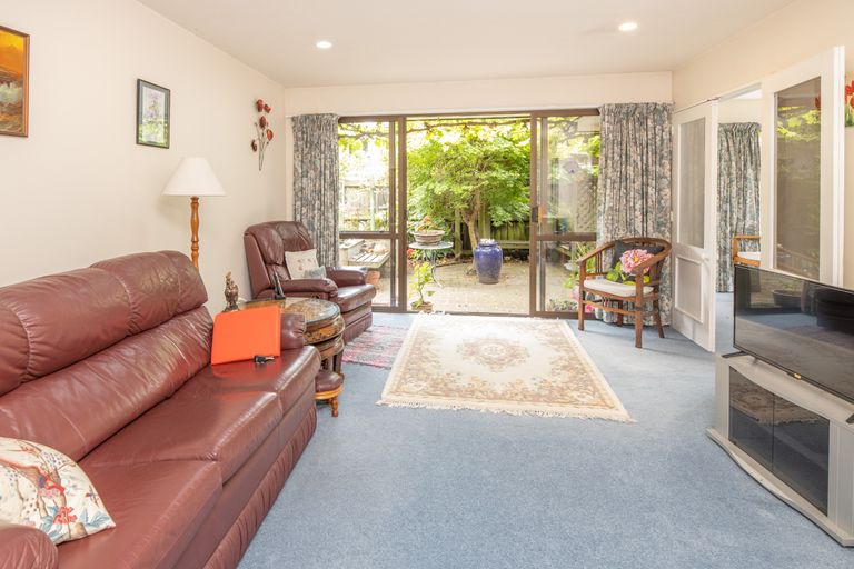 Photo of property in 2/215 Memorial Avenue, Burnside, Christchurch, 8053