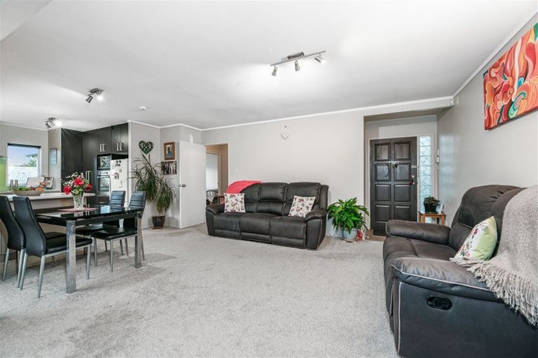 Photo of property in 1/20 Kirby Street, Glendene, Auckland, 0602