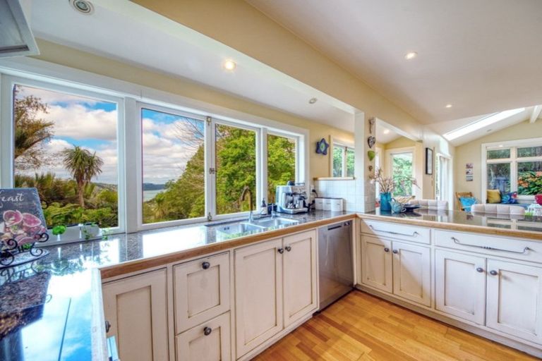 Photo of property in 7 Opou Road, Titirangi, Auckland, 0604