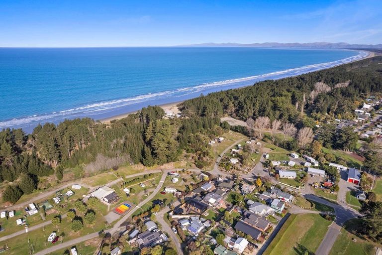 Photo of property in 5 Beach Crescent, Waikuku Beach, 7473