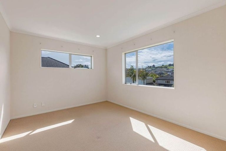 Photo of property in 42 Seresin Crescent, Flat Bush, Auckland, 2016