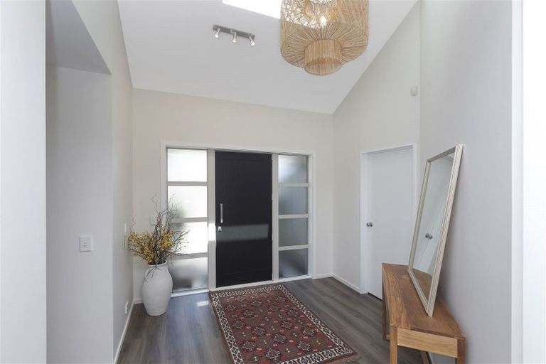 Photo of property in 72 Memorial Avenue, Ilam, Christchurch, 8053