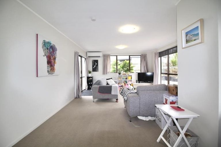 Photo of property in 1/8 Louise Place, West Harbour, Auckland, 0618