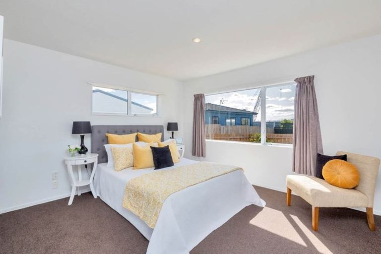 Photo of property in 2/5 Barbados Drive, Unsworth Heights, Auckland, 0632