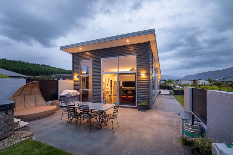 Photo of property in 48 Minaret Ridge, Wanaka, 9305