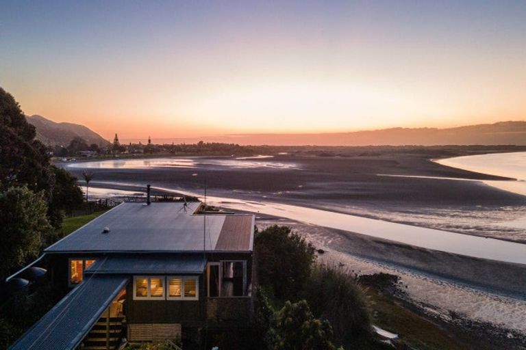 Photo of property in 40 Tuakau Bridge-port Waikato Road, Port Waikato, Tuakau, 2695