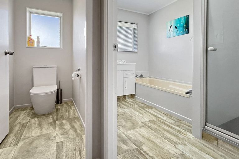 Photo of property in 15 Hocken Place, Mangere Bridge, Auckland, 2022