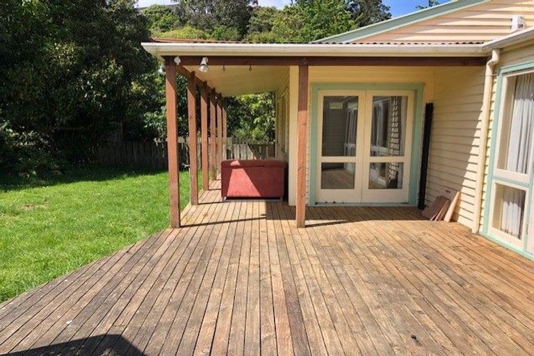 Photo of property in 160 Newlands Road, Newlands, Wellington, 6037