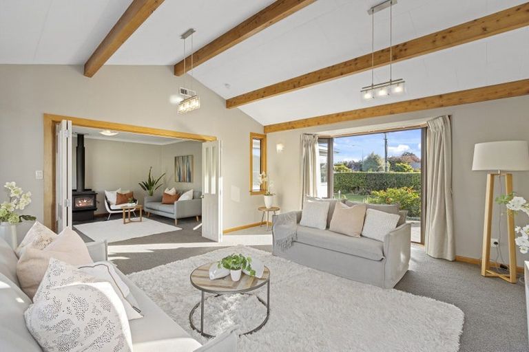 Photo of property in 37 Middlepark Road, Sockburn, Christchurch, 8042