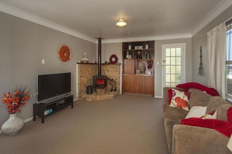 Photo of property in 50 Hobsonville Road, West Harbour, Auckland, 0618