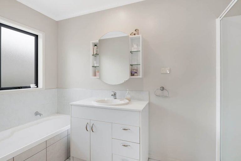 Photo of property in 4 Kingtide Place, Red Beach, 0932