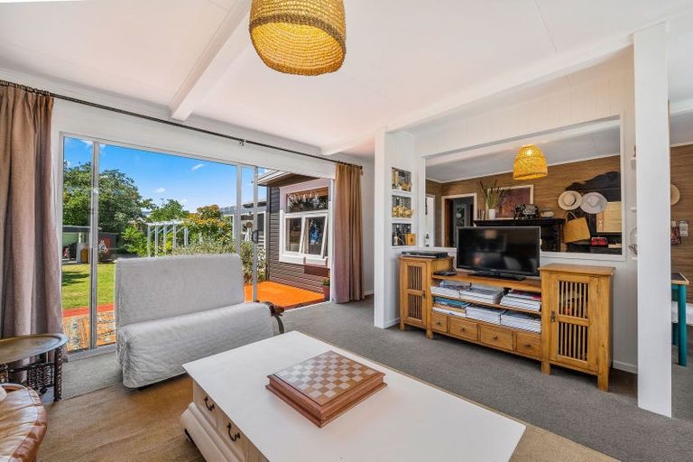 Photo of property in 16 Mahoe Street, Otaki Beach, Otaki, 5512