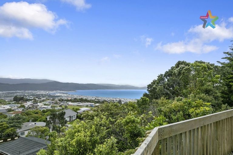 Photo of property in 33 Acacia Avenue, Maungaraki, Lower Hutt, 5010