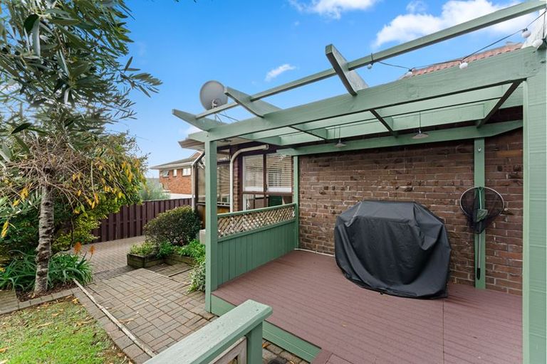 Photo of property in 2/41 Highland Drive, Highland Park, Auckland, 2010