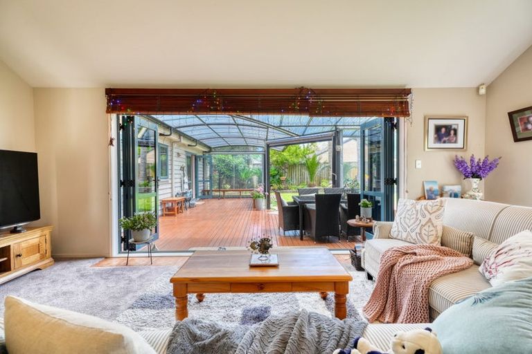 Photo of property in 76 Lothian Brae, Wattle Downs, Auckland, 2103