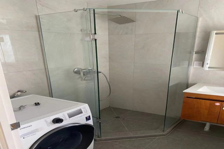 Photo of property in 107 Luckens Road, West Harbour, Auckland, 0618