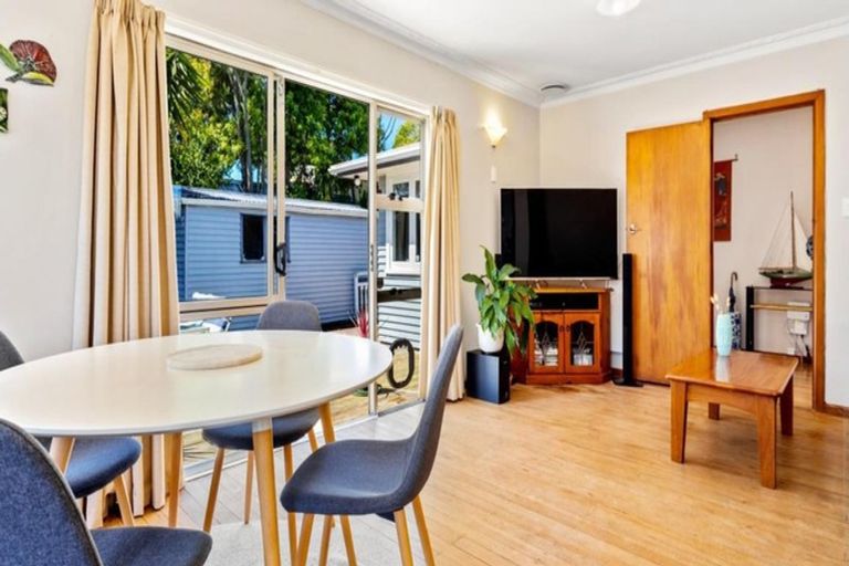Photo of property in 50 Edmonton Road, Henderson, Auckland, 0612