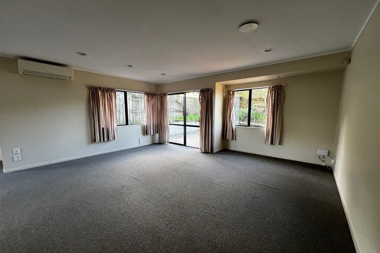 Photo of property in 2/21 Heathglen Place, Bayview, Auckland, 0629