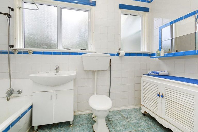 Photo of property in 100 Moorefield Road, Johnsonville, Wellington, 6037