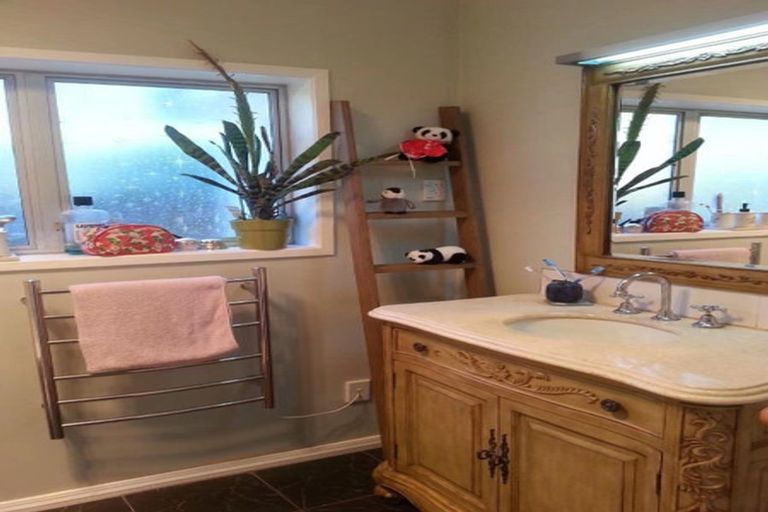 Photo of property in 26 Beach Road, Mellons Bay, Auckland, 2014