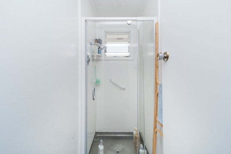 Photo of property in 76 Wikiriwhi Crescent, Awapuni, Palmerston North, 4412