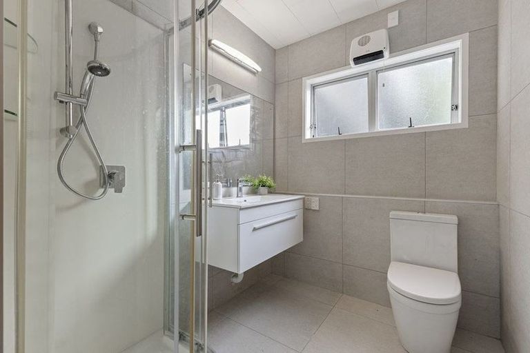 Photo of property in 82a Beach Road, Mellons Bay, Auckland, 2014