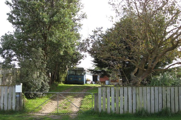 Photo of property in 664 Waikawa Beach Road, Waikawa Beach, Levin, 5573