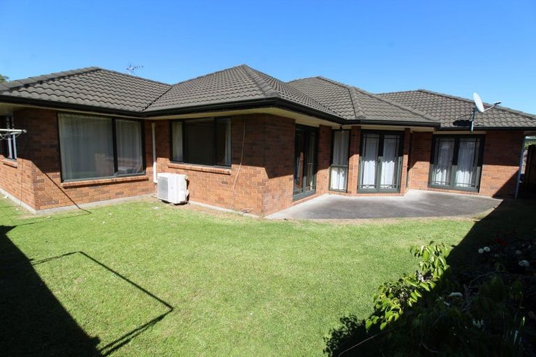 Photo of property in 8a Evanda Crescent, Conifer Grove, Takanini, 2112