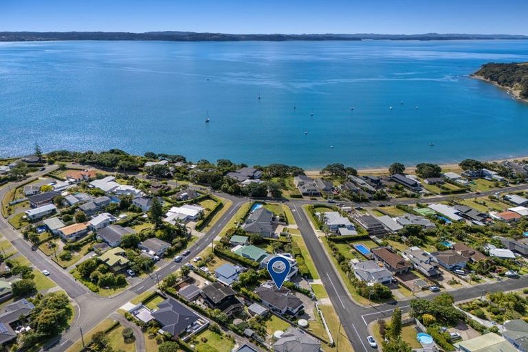 Photo of property in 6 Crown Road, Tindalls Beach, Whangaparaoa, 0930
