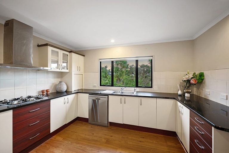 Photo of property in 16 Crimson Park, Oteha, Auckland, 0632
