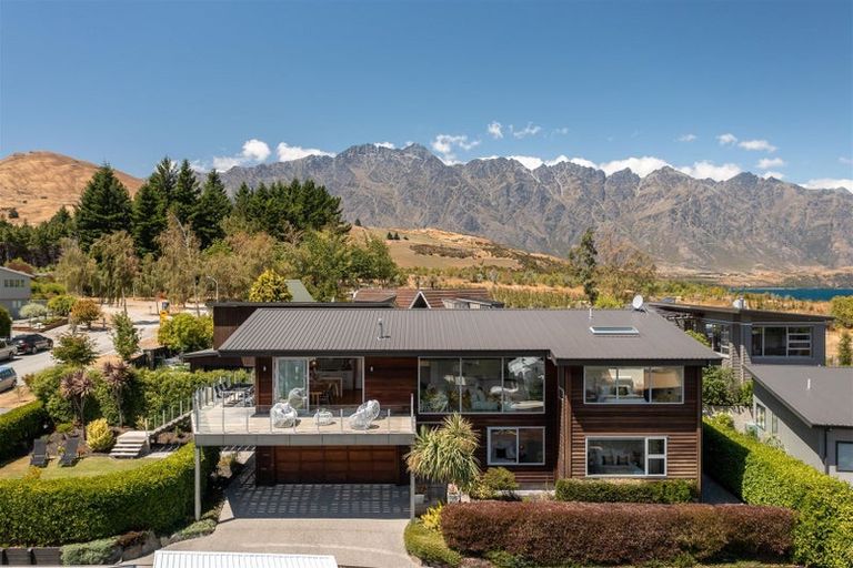 Photo of property in 17 Poplar Drive, Kelvin Heights, Queenstown, 9300