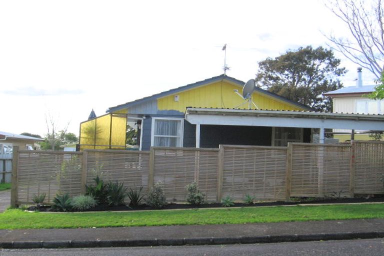 Photo of property in 14a Taioma Crescent, Te Atatu Peninsula, Auckland, 0610