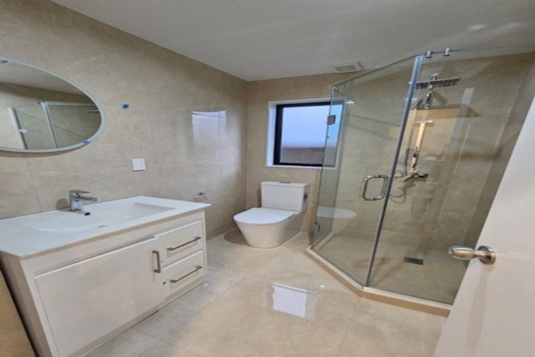 Photo of property in 4e Hepburn Road, Glendene, Auckland, 0602