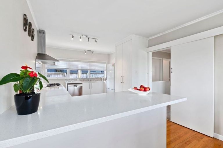 Photo of property in 2/83a Pupuke Road, Northcote, Auckland, 0627