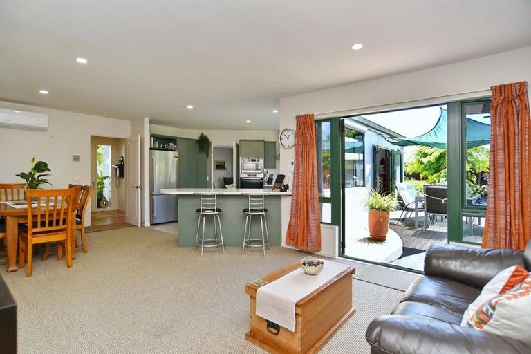 Photo of property in 21 Thornwood Place, Redwood, Christchurch, 8051