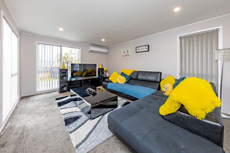 Photo of property in 11 Hinton Place, Weymouth, Auckland, 2103